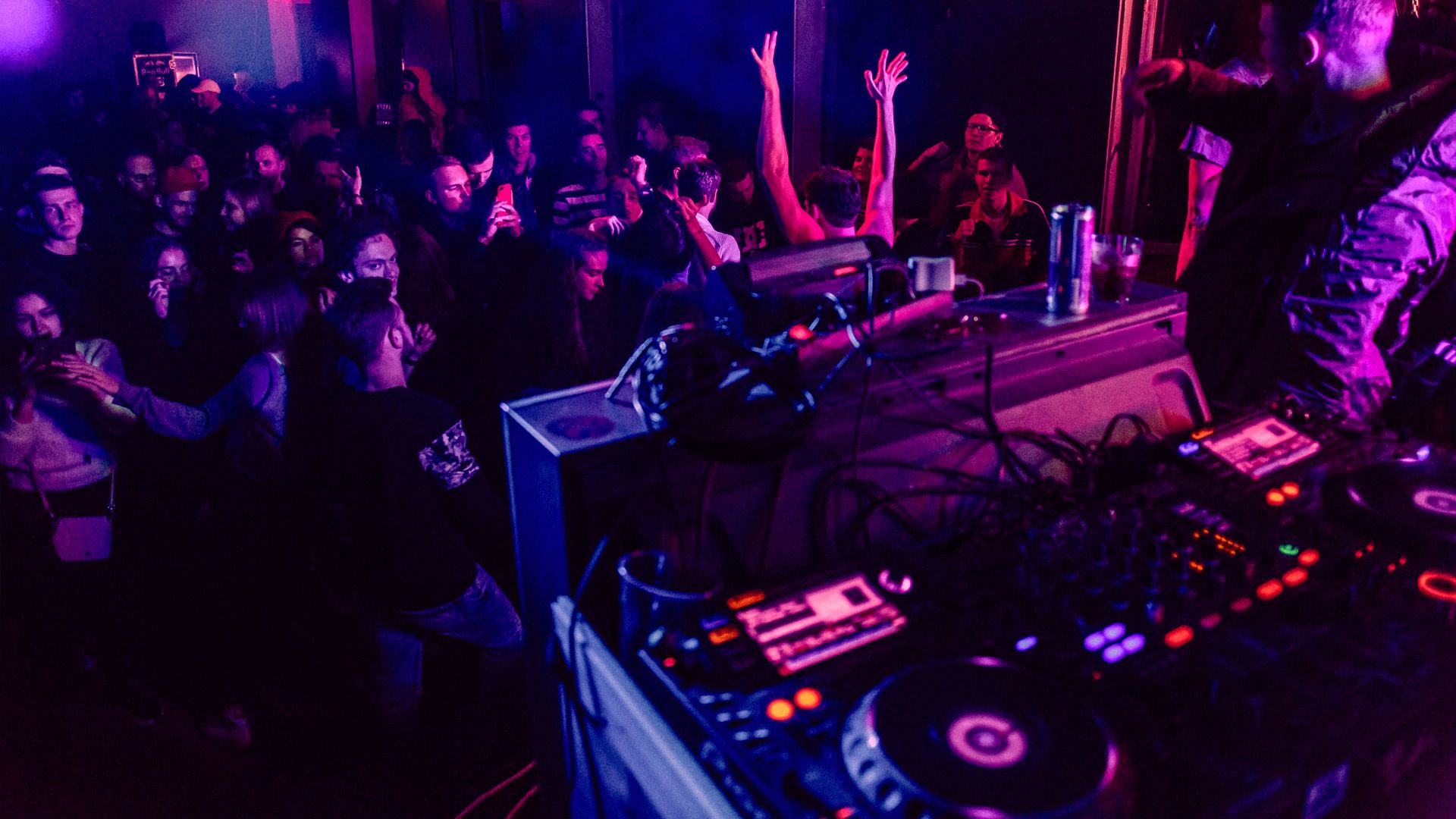 Kurumsal davet DJ planlaması için DJ ve ses sistemi düzeni