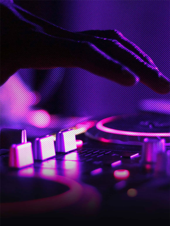 Kurumsal etkinliklerde DJ kiralama için sahne, DJ ve ses sistemi düzeni