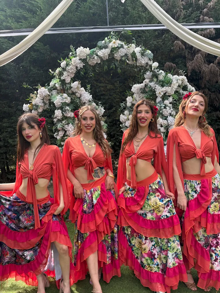 Gala gecesi dans gösterisi için hazırlanmış sahne, ışık ve masa düzeni